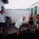 Centraal_Amerika_Honduras1-modder-helpen-ruimen-na-orkaan-mitch-orkaan-mitch-helpen-ruimen-na-orkaan-mitch-orkaan-mitch